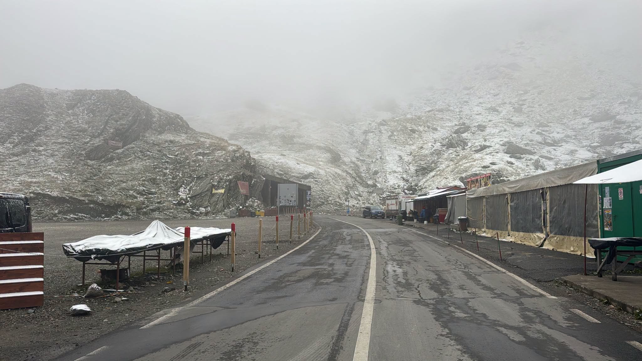 Prima ninsoare din acest sezon pe Transfăgărășan. Șoferii sunt avertizați să verifice condițiile de trafic