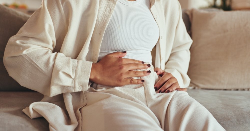 Endometrioza, mai mult decât o menstruație dureroasă. Simptomele tăcute pe care majoritatea femeilor le ignoră