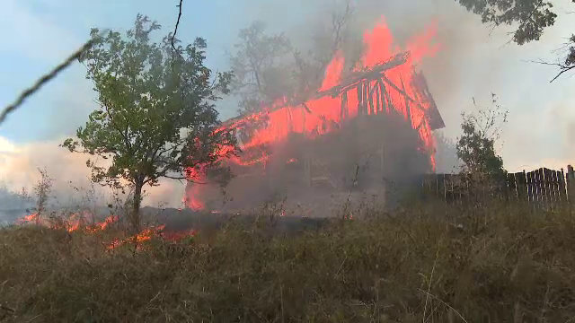 Panică într-un sat din Mehedinți după ce un incendiu de vegetație s-a extins spre gospodării. „Nu știm ce să mai facem”