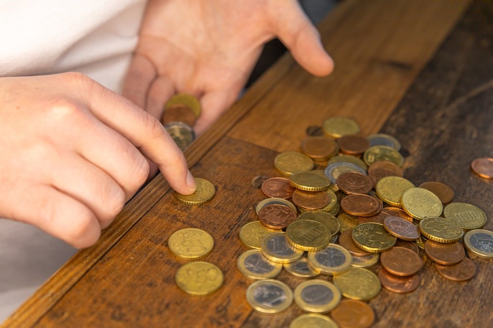 Care este pluralul corect al cuvântului „monedă”. Monede sau monezi