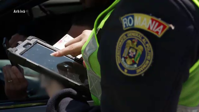 Un fost polițist, reținut la începutul anului pentru luare de mită, a îmbrăcat ilegal uniforma și a cerut șpagă unei șoferițe