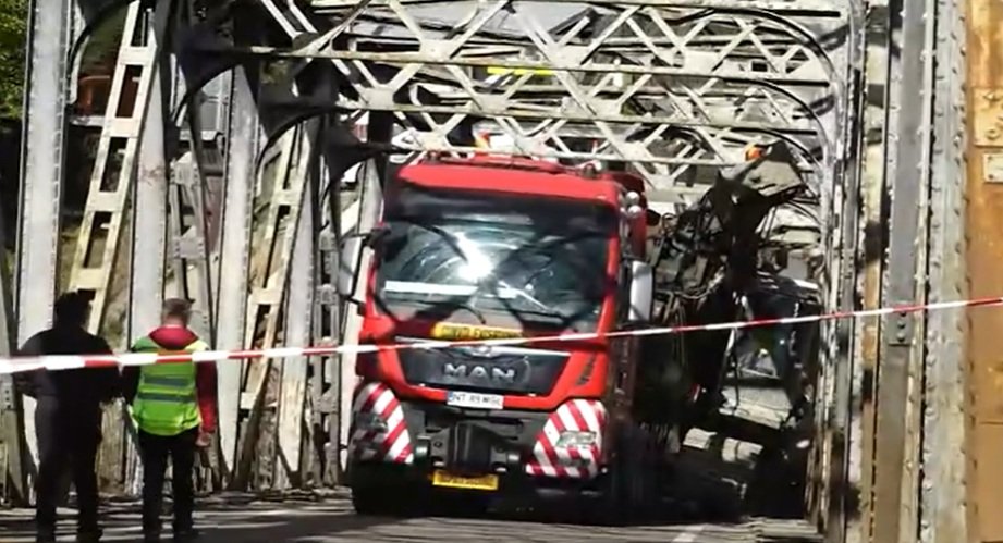Un pod de fier s-a prăbușit cu un TIR de zeci de tone pe el, în Bacău. Autoritățile locale dau vina pe șofer