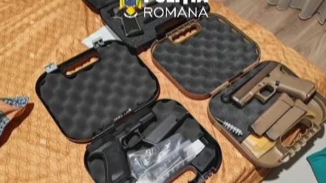 Polițiștii au descoperit 4 pistoale în casa lui Dragoș Argeșanu, care se prezenta drept îndrumător spiritual