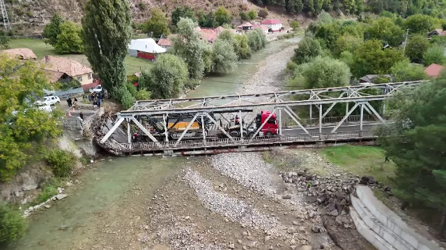 ANIMAȚIE. Camionul care a prăbușit podul peste Trotuș avea de 8 ori greutatea admisă. Cum a cedat structura de fier