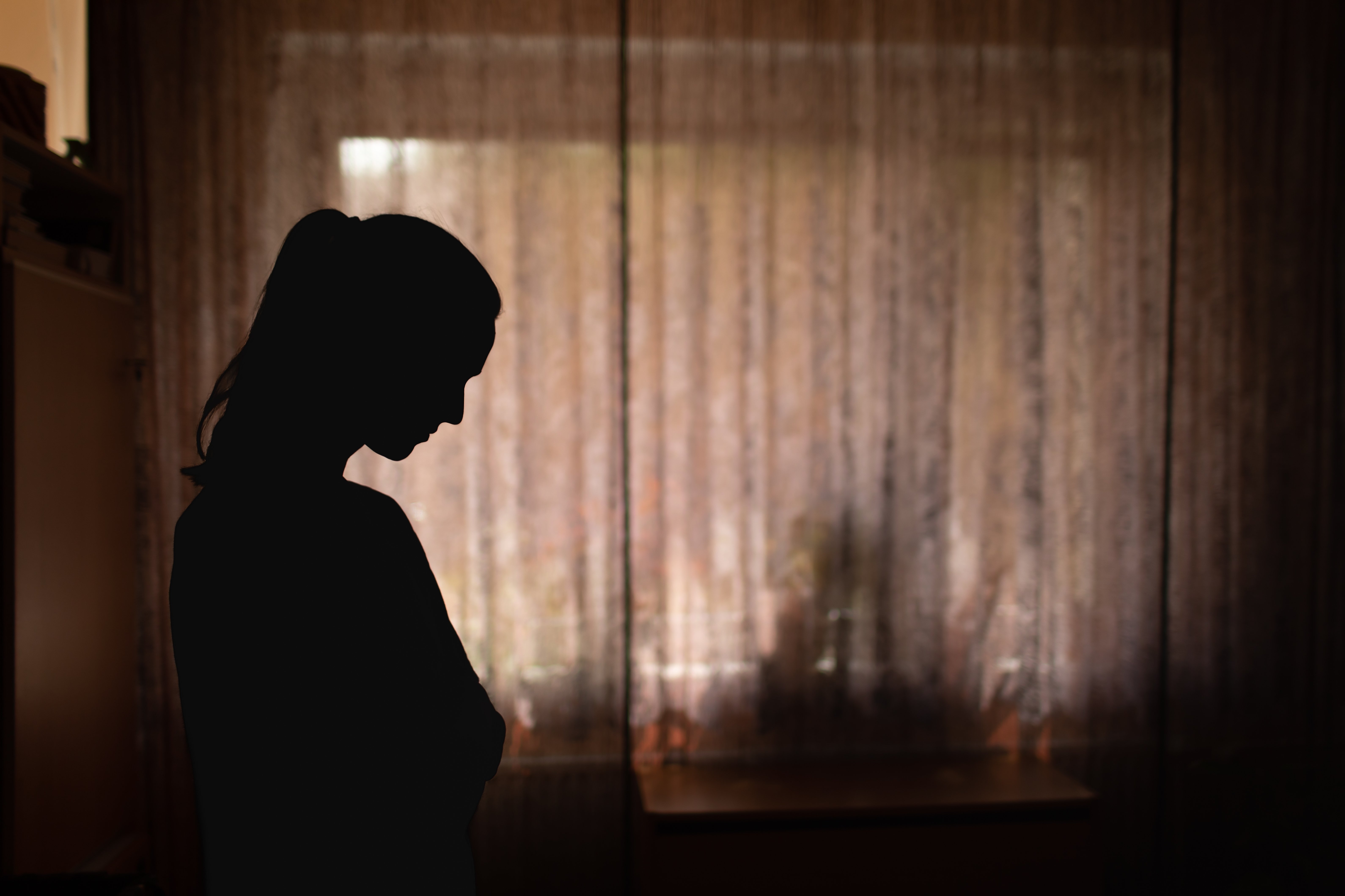 O femeie ar fi fost sechestrată zece zile pentru a trece un garaj pe numele concubinului, într-o localitate din Hunedoara