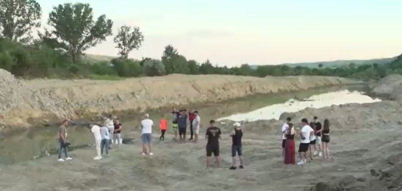 Adolescent de 16 ani înecat într-o balastieră ilegală. Un primar din Prahova și fratele său, trimiși în judecată