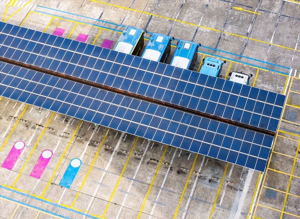 Parcările mall-urilor și supermarketurilor, acoperite cu panouri solare. Cum ar putea fi folosită energia