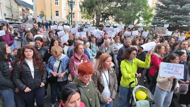 Creșele, preluate de inspectoratul școlar. Protestul părinților, la Brașov: „O singură îngrijitoare la 15 copii este inuman"