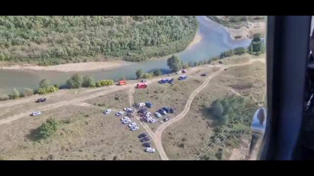 Copilul de 4 ani găsit mort în Trotuș a trecut plângând pe lângă niște muncitori înainte de a dispărea. Ce l-au întrebat