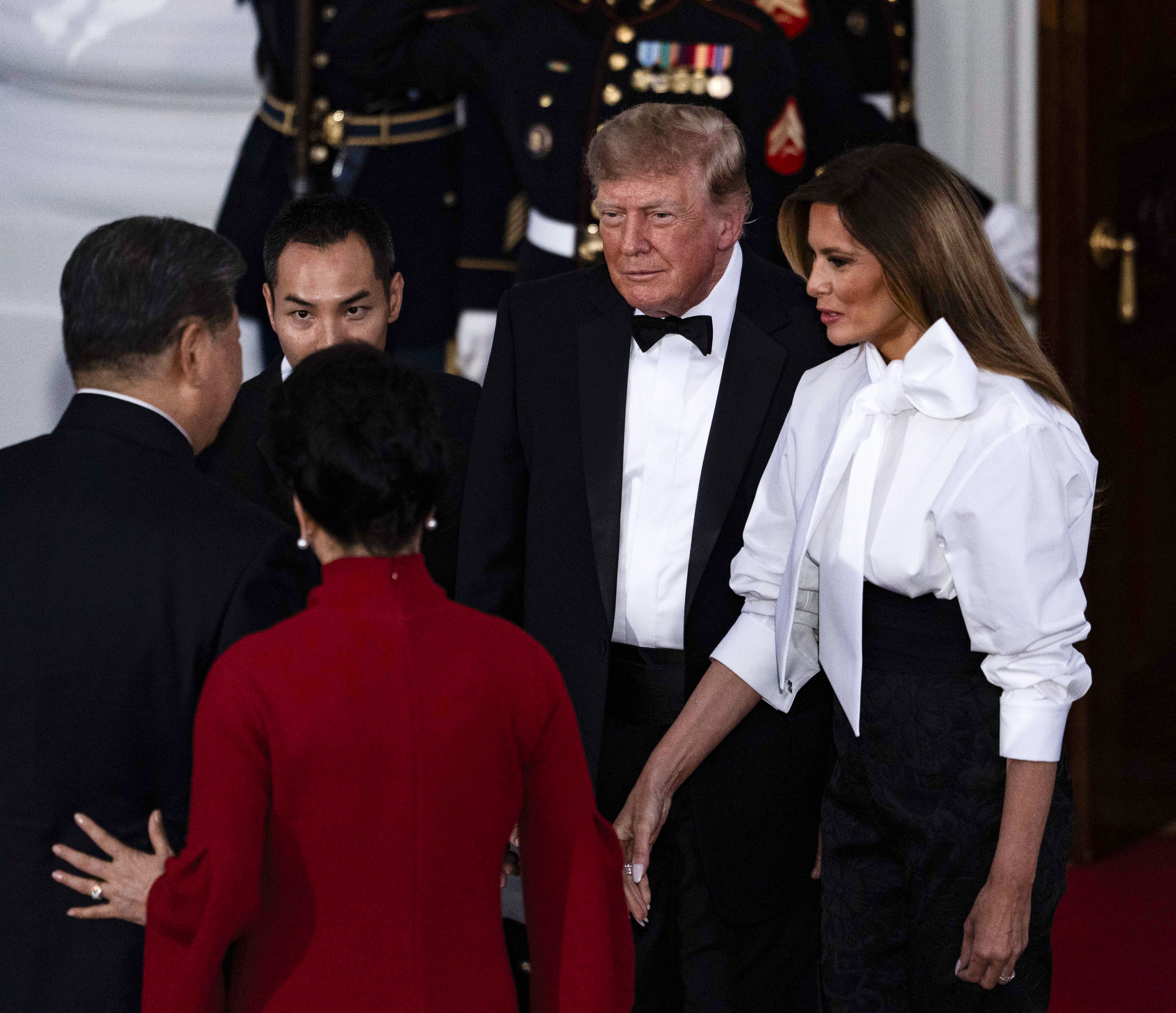 Melania Trump a încălcat codul vestimentar la dineul pentru Xi Jinping cu un accesoriu neașteptat. GALERIE FOTO