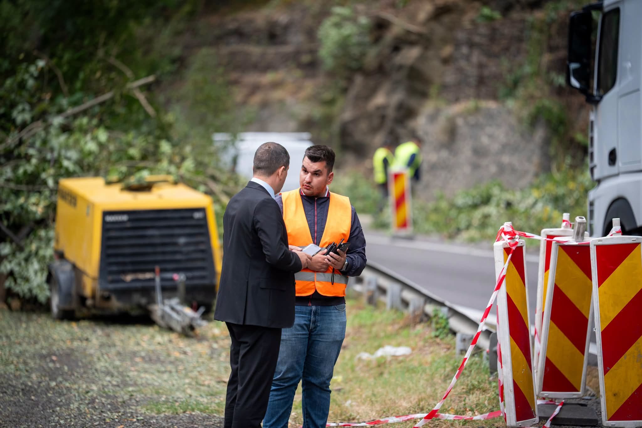 Ce a constatat ministrul Radu Miruță în timp ce era captiv în traficul de pe Valea Oltului: „Am coborât din maşină”