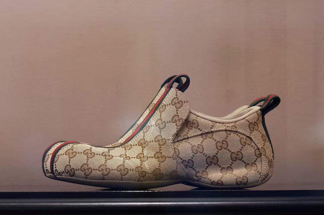 Gucci rupe tradiția „Made in Italy”. Noii pantofi sport de lux, vânduți cu 800 de euro, sunt fabricați în China