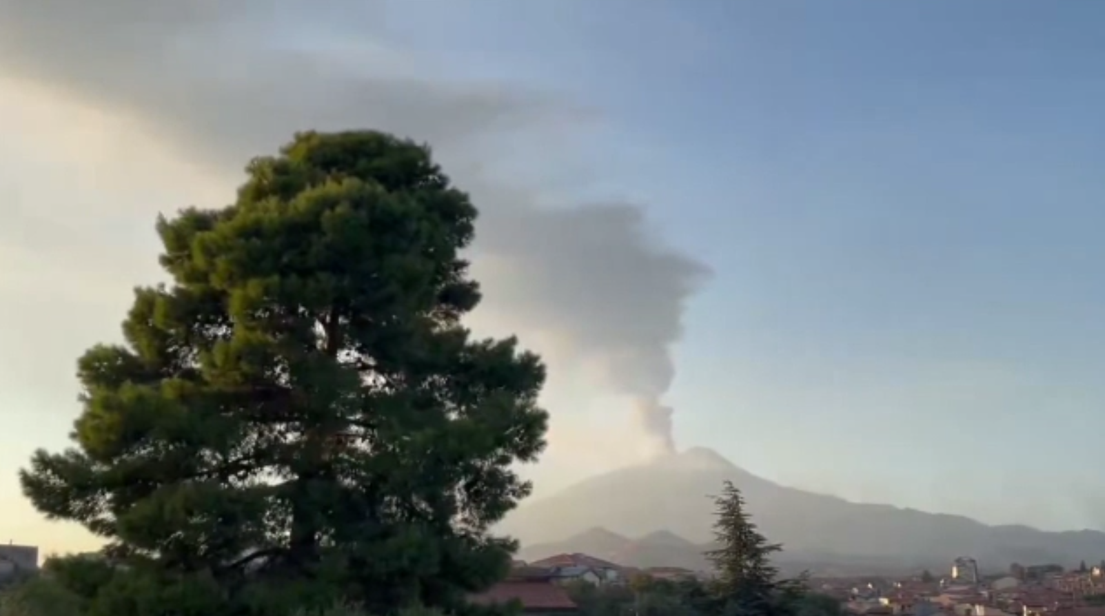 Erupție puternică a vulcanului Etna. Aeroportul din Catania, paralizat de norul de cenușă. A fost emis Cod roșu