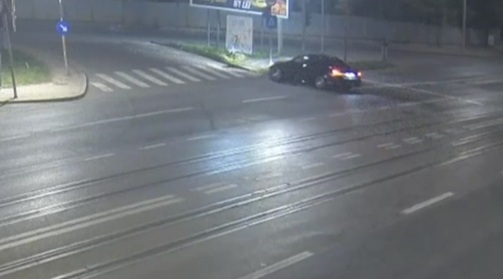 Un viraj la stânga s-a terminat direct într-un stâlp. Șoferul pare să nu reacționeze câteva secunde înainte de impact