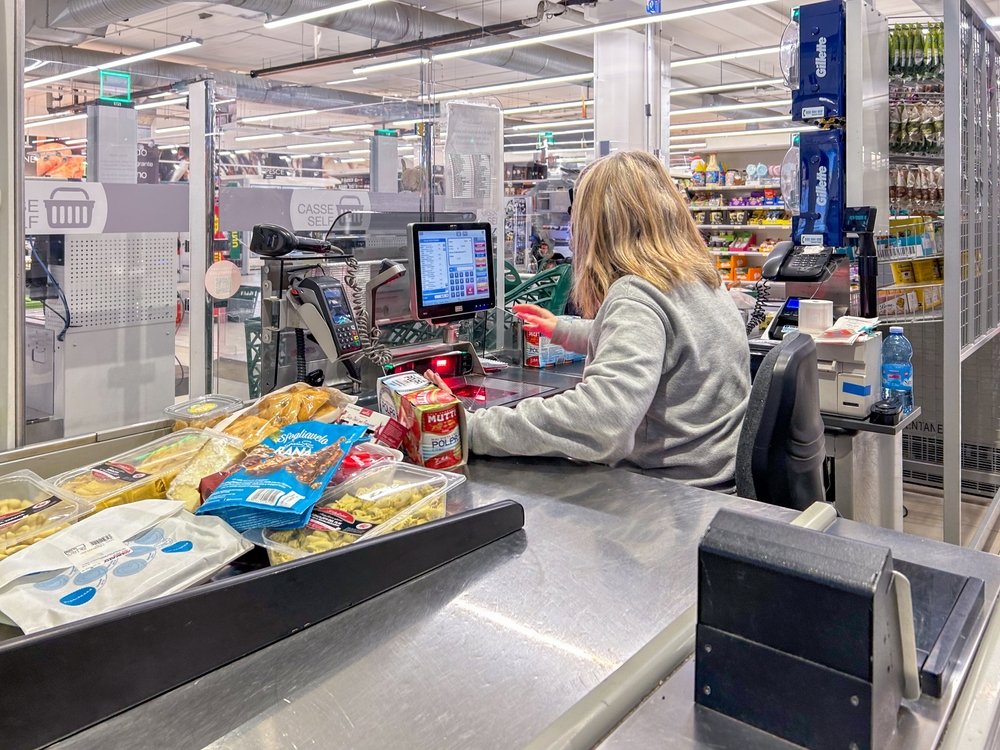 Șefa unui supermarket din Italia, concediată după 27 de ani pentru că ascundea 340 de produse expirate. Ce a decis instanța