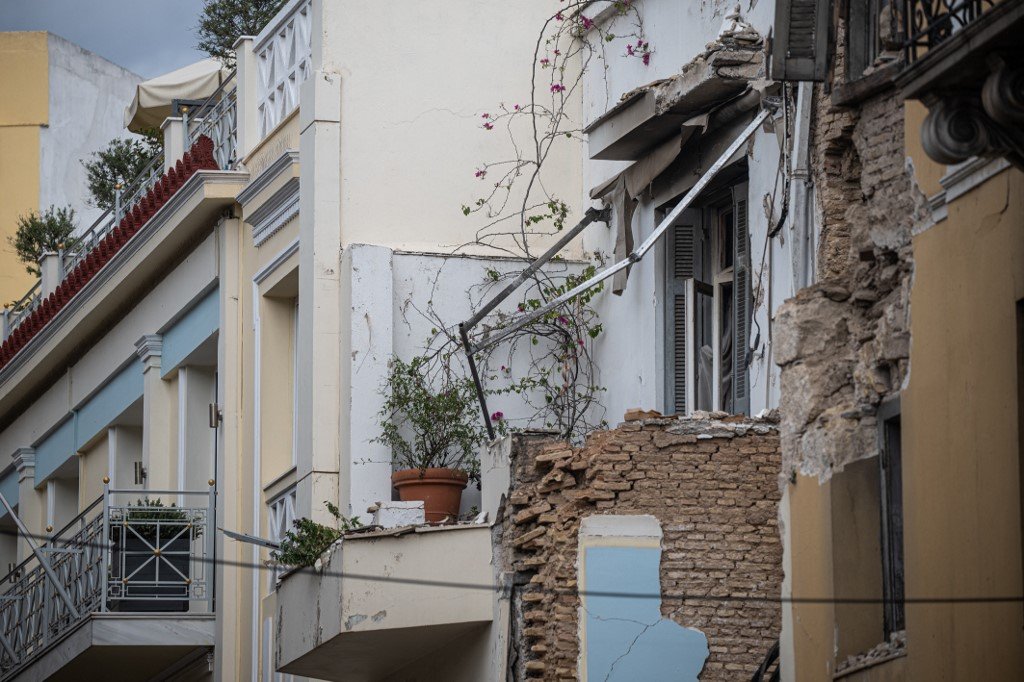 Şase oameni au murit, dintre care patru sunt americani, după ce o explozie a distrus o clădire în Atena