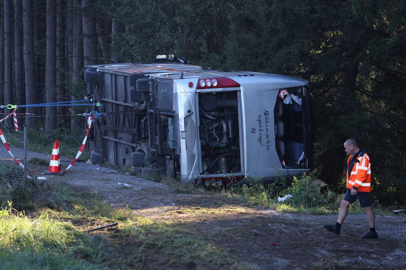 Un autocar plin cu turiști străini s-a răsturnat pe o autostradă din Germania. Doi pasageri morți, mai mulți sunt grav răniți