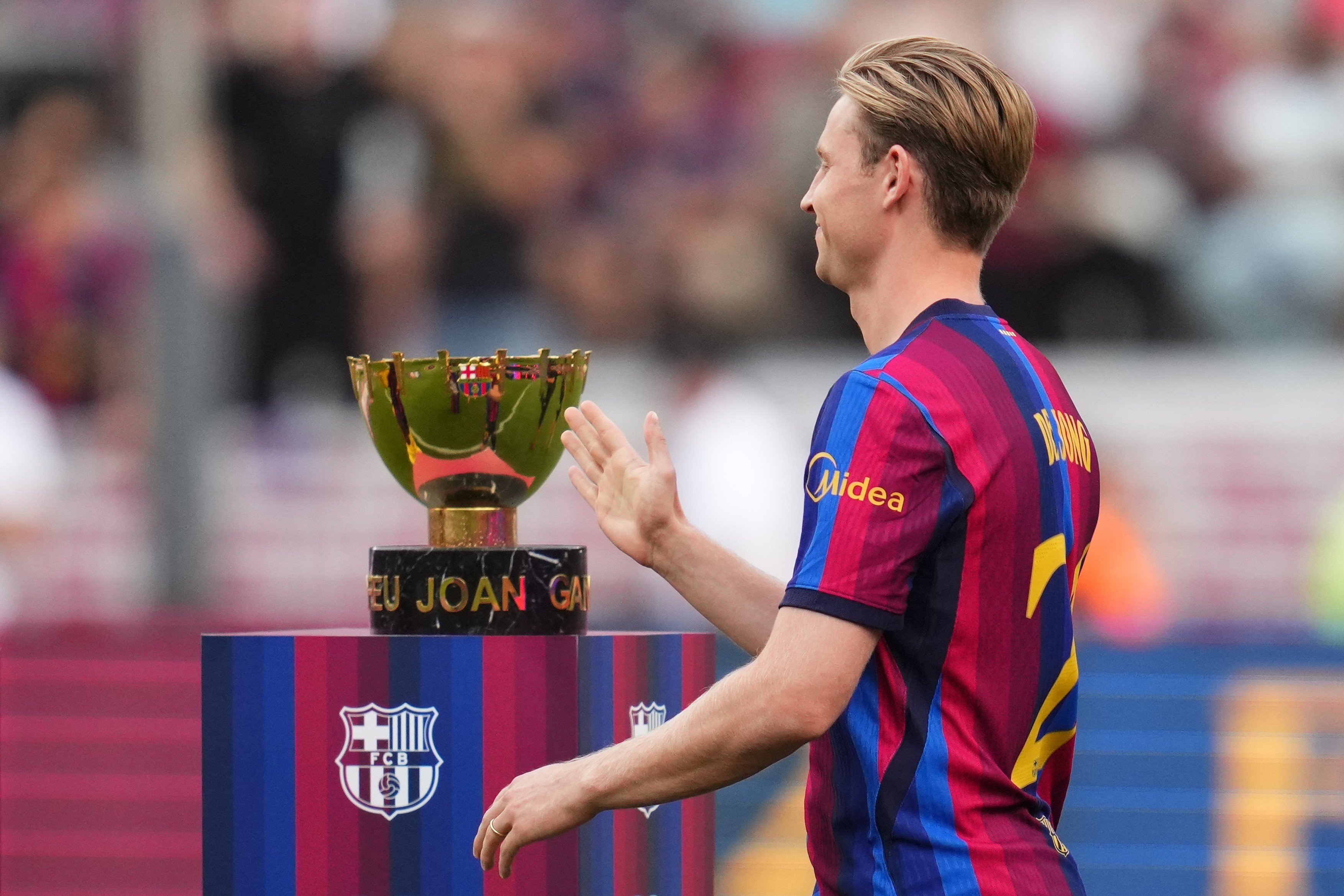Metoda prin care Frenkie de Jong le îngreunează misiunea celor care vând online tricouri cu autograful său după semnare