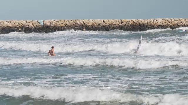 Vara mai zăbovește pe litoral, cu turiști pe plajă și în apă, iar zeci de pasionați de surf s-au întrecut pe valuri