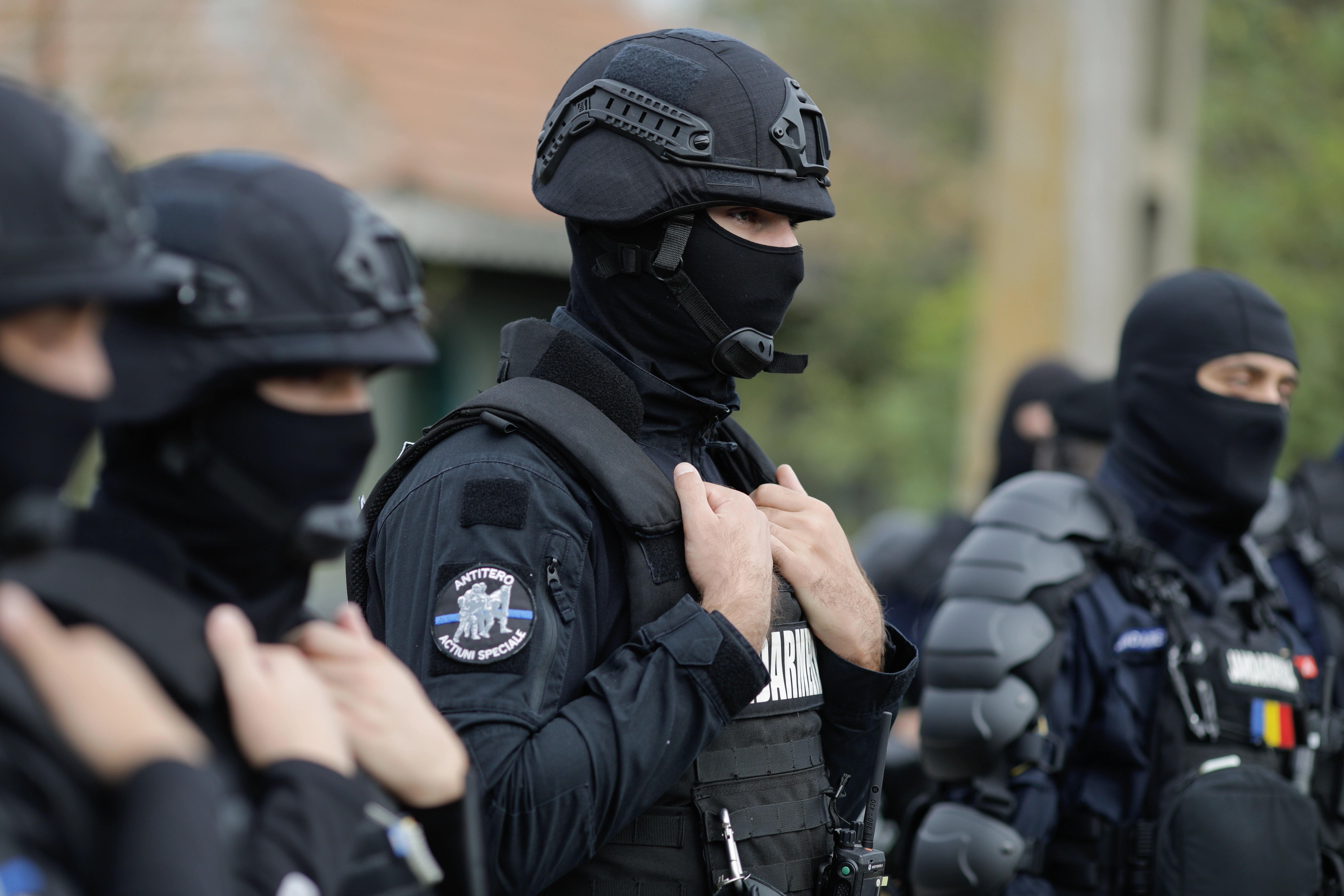 Sute de jandarmi și militari desfășurați în patru județe, sprijiniți de drone și elicoptere. „Niciun motiv de panică”