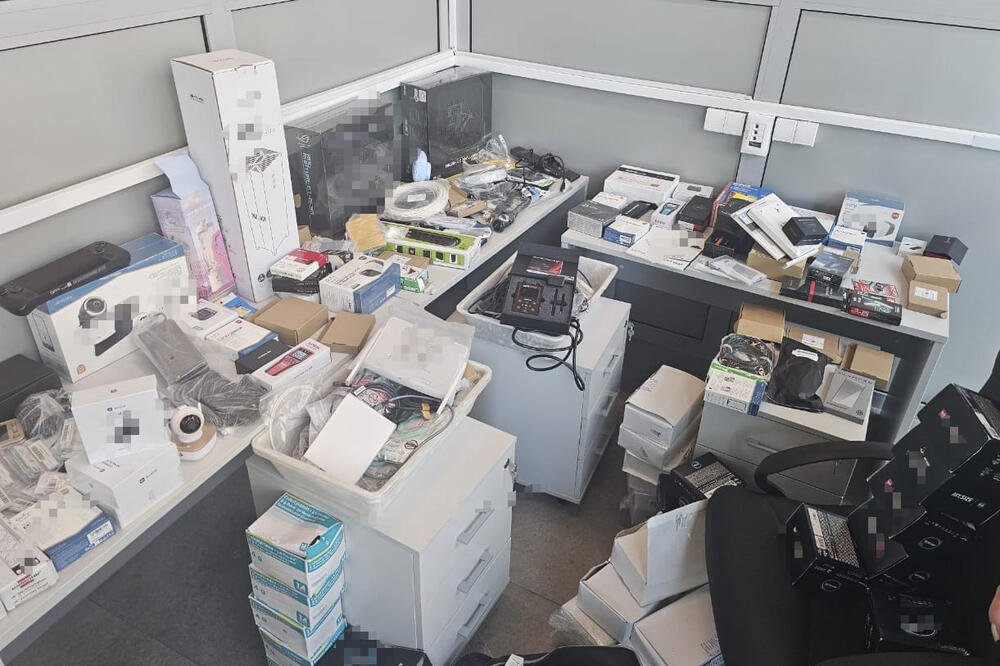 Un milion de euro și aparatură de spionaj, descoperite în locuința a doi ruși în Muntenegru. Ce ascundeau în 19 valize