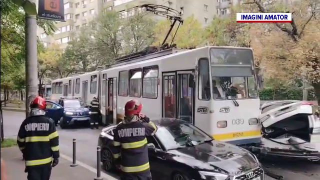 Șapte mașini aflate la semafor au fost lovite de un tramvai, în București. VIDEO