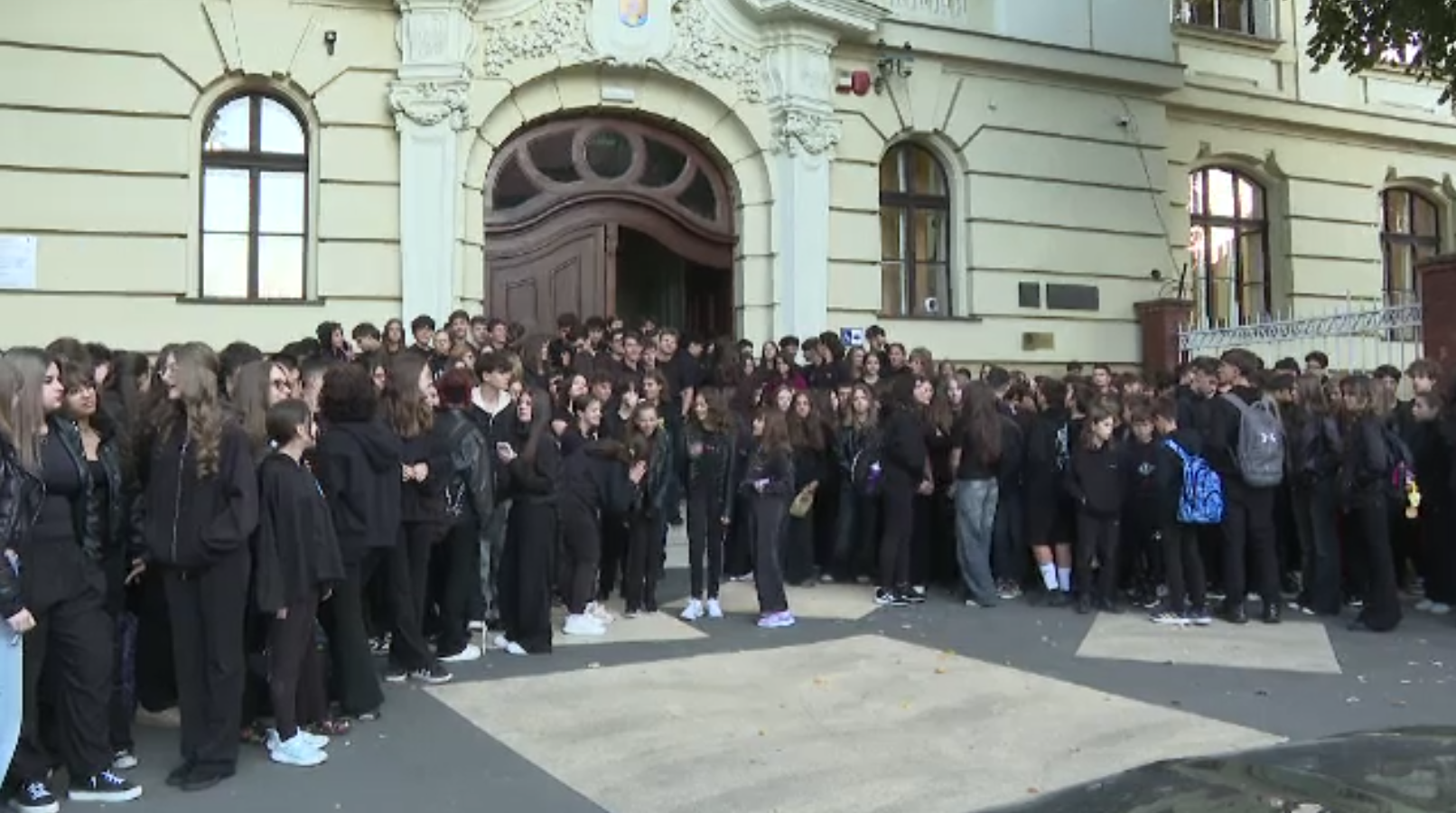 „Nu trebuie să-i uniformizăm, să-i obligăm să fie la fel”. Părinții și elevii, reacții la proiectul uniformelor obligatorii