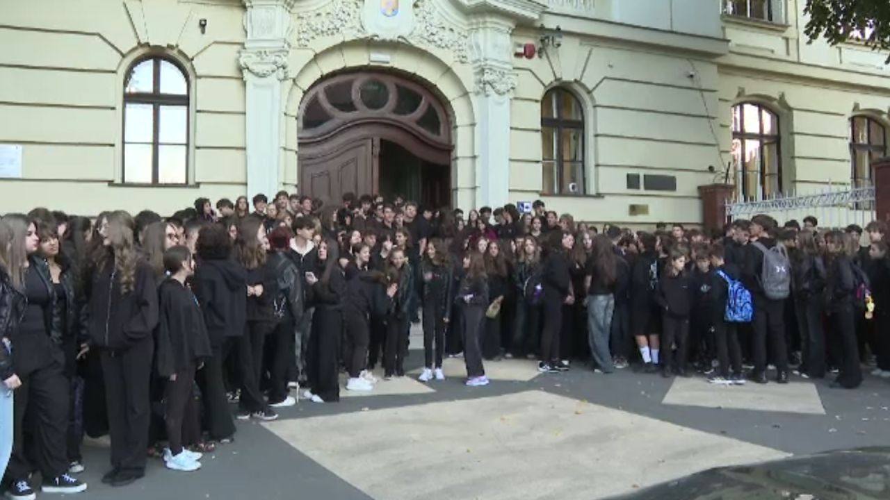 Controverse pe tema uniformelor școlare obligatorii în România: părinți și elevi reacționează