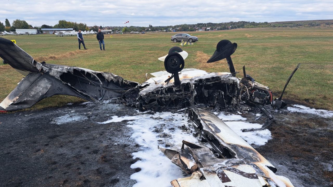 Un avion de mici dimensiuni s-a prăbușit și a luat foc la impactul cu pista, în Iași. FOTO