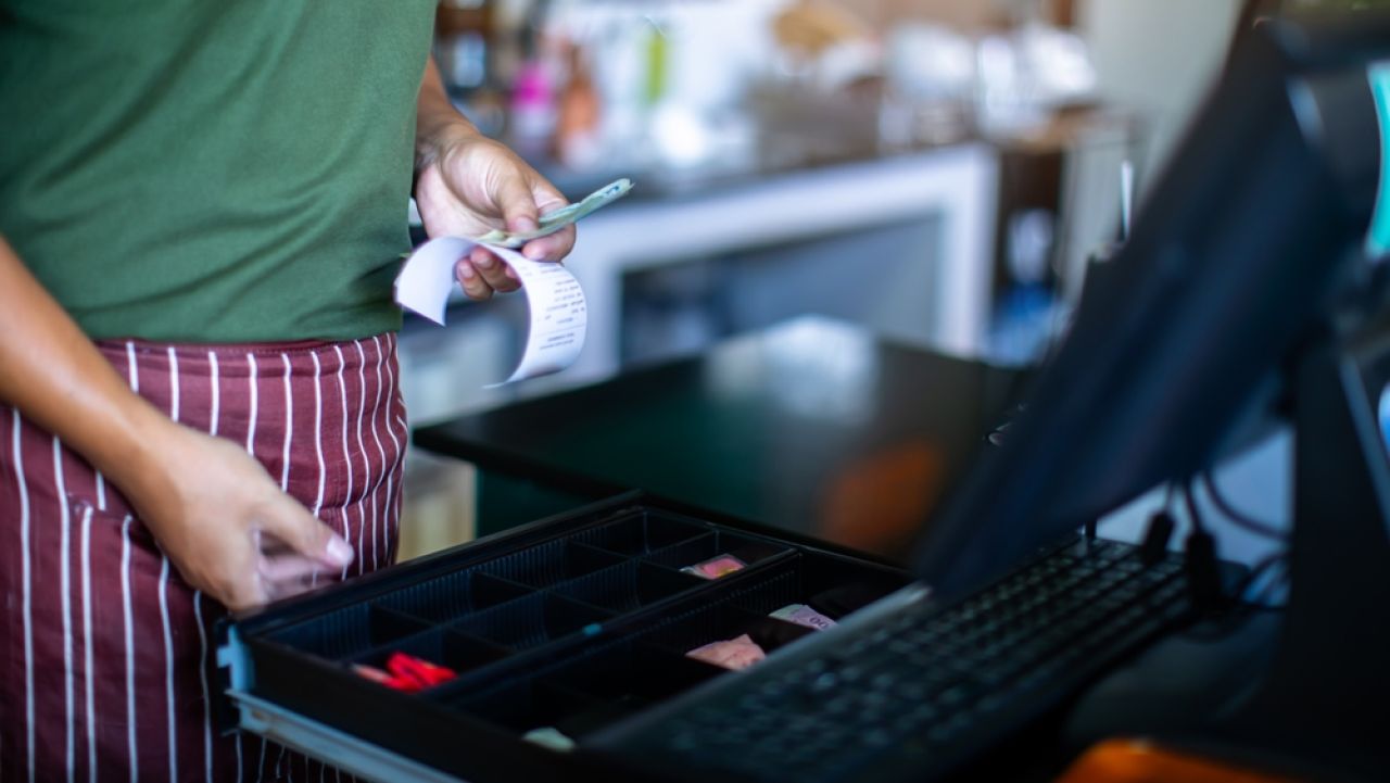 Casieră din Spania acuzată că a furat 333.800 de euro în doi ani