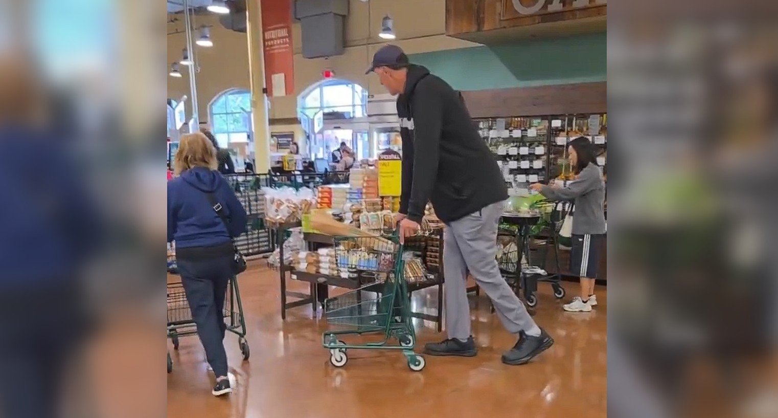 Imagini virale cu Ghiță Mureșan într-un supermarket. „Căruciorul îi ajungea la genunchi” | VIDEO