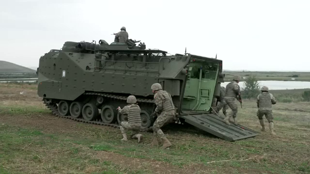 Blindate americane pentru apărarea Deltei Dunării și a litoralului. Cât costă vehiculele amfibii AAV-7 luate la mâna a doua