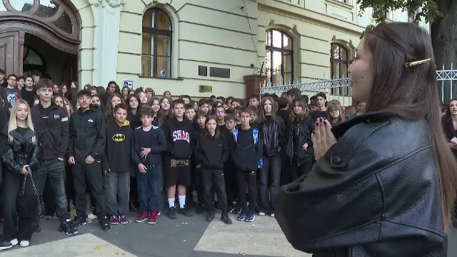 Mii de liceeni s-au îmbrăcat în negru pentru a protesta față de uniforma obligatorie. „Mai întâi să îmbunătățim educația”