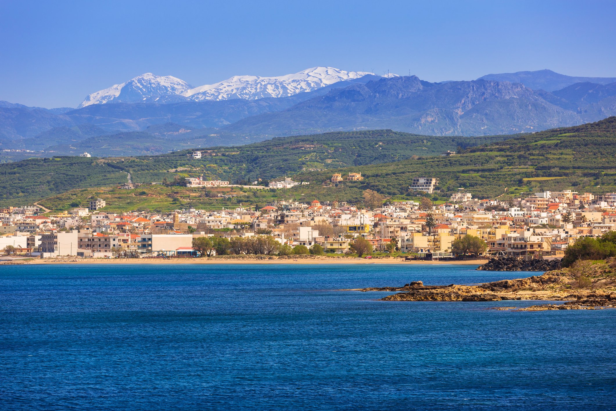 Satul din Grecia aflat la peste 1.500 de metri altitudine care atrage tot mai mulți turiști. Are doar 5.000 de locuitori