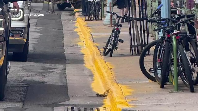 Lucrarea de coșmar făcută de un muncitor. A dat cu vopsea galbenă pe unde a nimerit, inclusiv pe biciclete