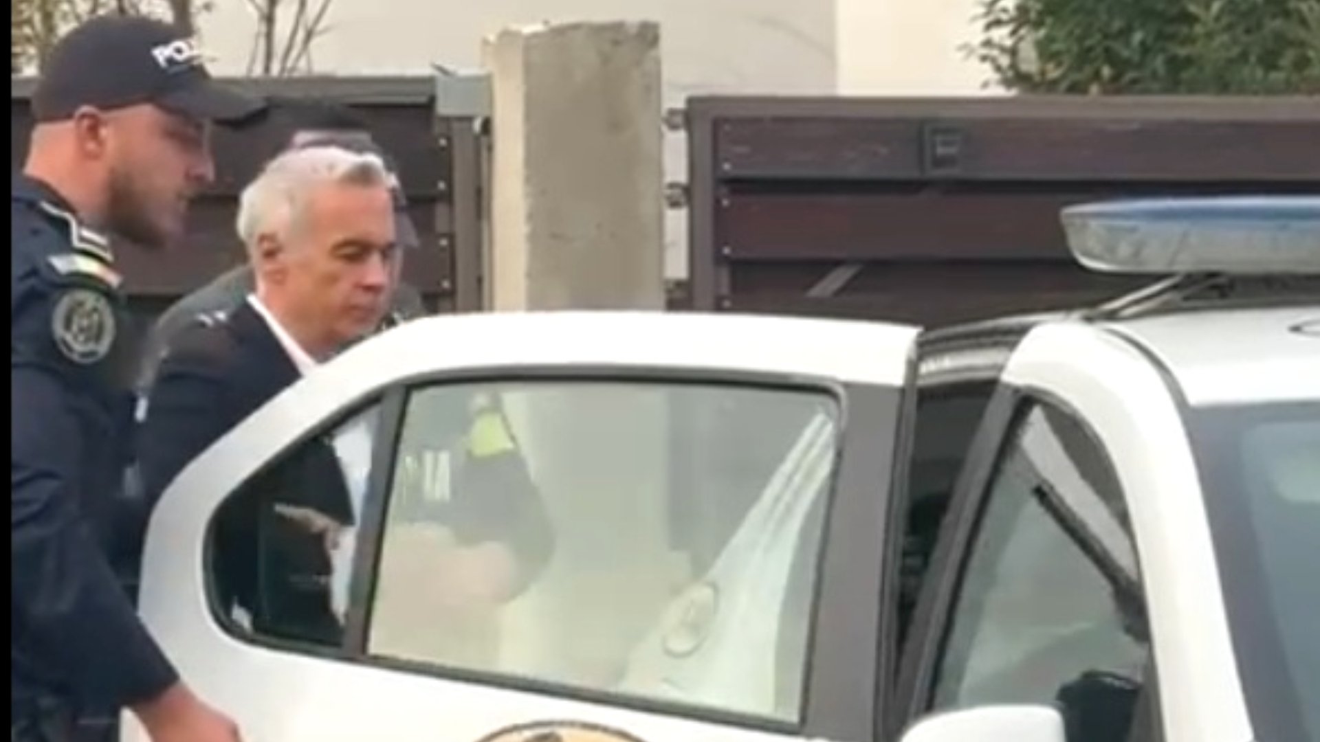 Primele imagini cu Călin Georgescu scos cu cătuşe la mâini din vila lui din Mogoşoaia. Ce nu a fost lăsat să facă | VIDEO