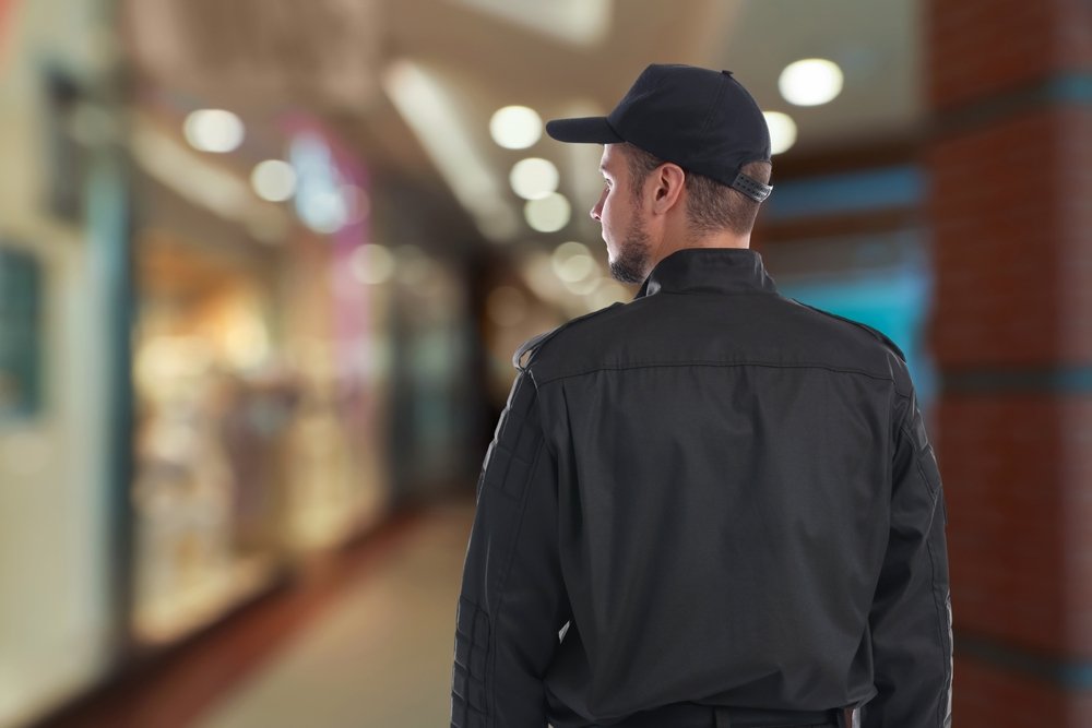Un paznic a fost concediat după ce a luat o sticlă cu apă fără să plătească, în Italia. Reacția neașteptată a instanței