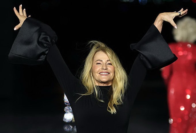 Nadia Comăneci, alături de Jane Fonda şi Eva Longoria, pe podium cu o ţinută românească, la Săptămâna Modei de la Paris