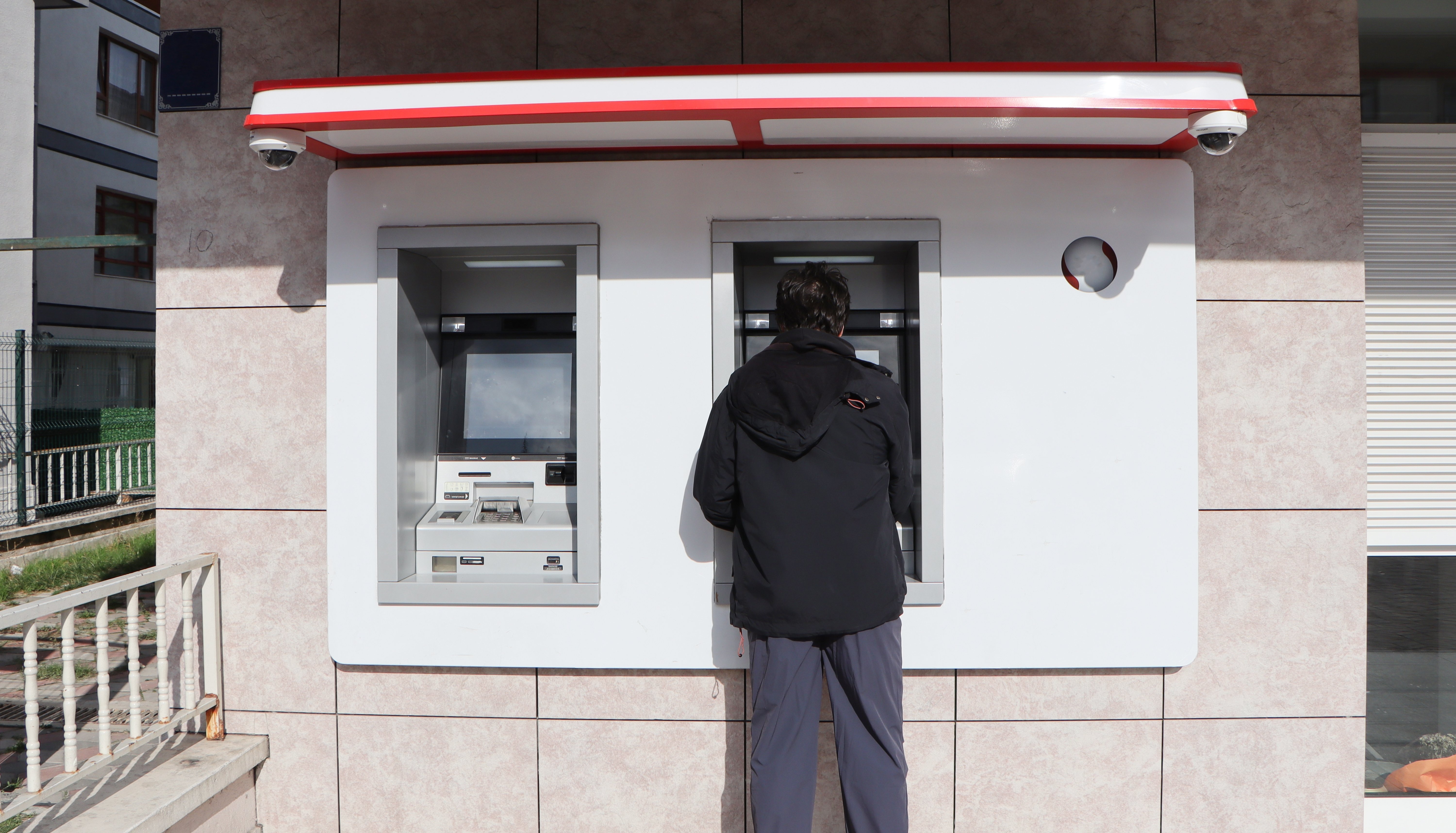 Senatul a adoptat proiectul care obligă ATM-urile să permită retragerea de sume personalizate. Amenzi de până la 100.000 lei