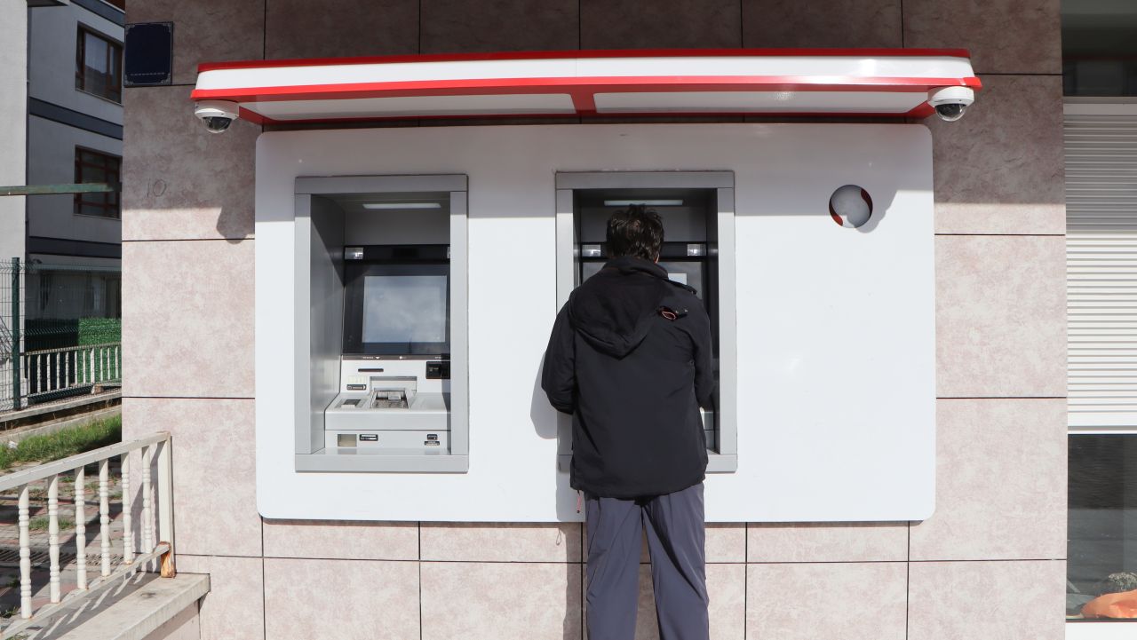 Senatul a adoptat legea ce obligă ATM-urile să permită retragerea de sume personalizate
