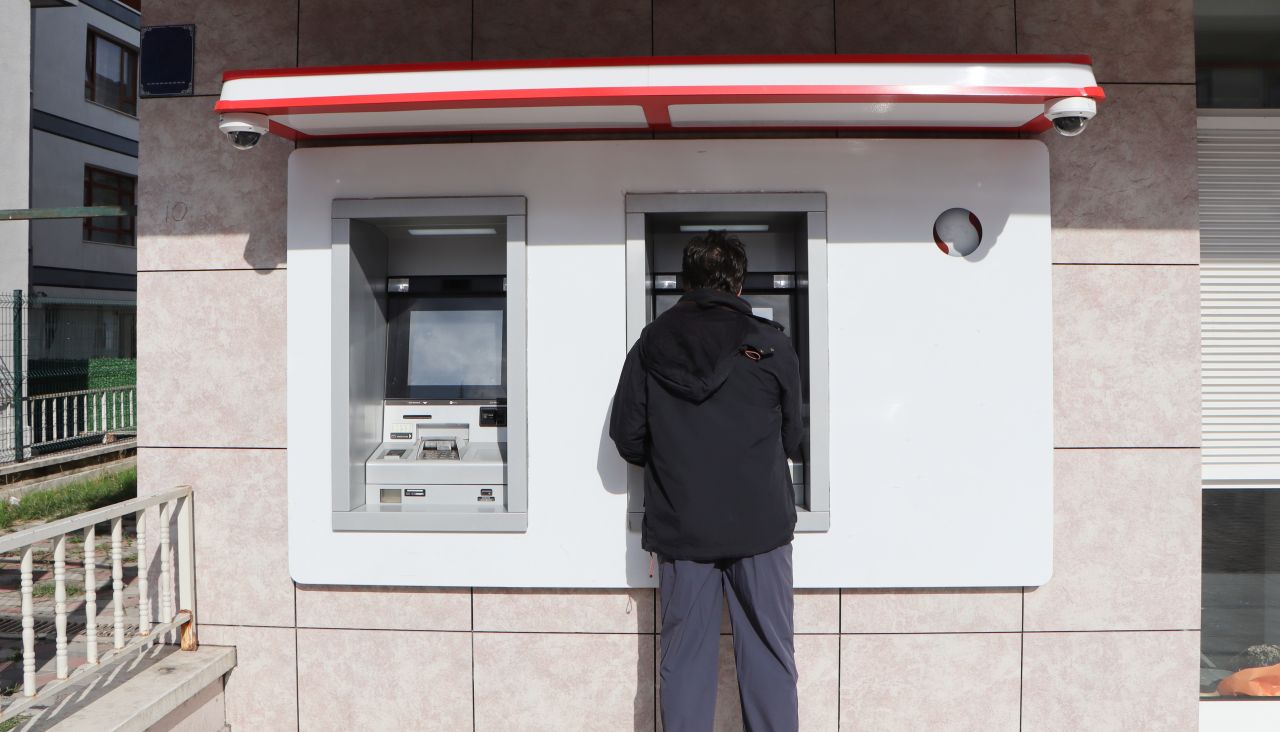 Senatul a adoptat proiectul care obligă ATM-urile să permită retragerea de sume personalizate. Amenzi de până la 100.000 lei