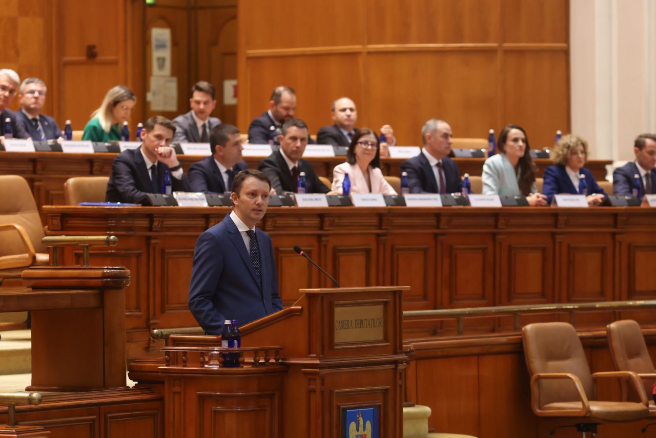 Filmul zilei în care Guvernul Mureșan a căzut în Parlament. Replici dure și atacuri între aleși, de la tribună