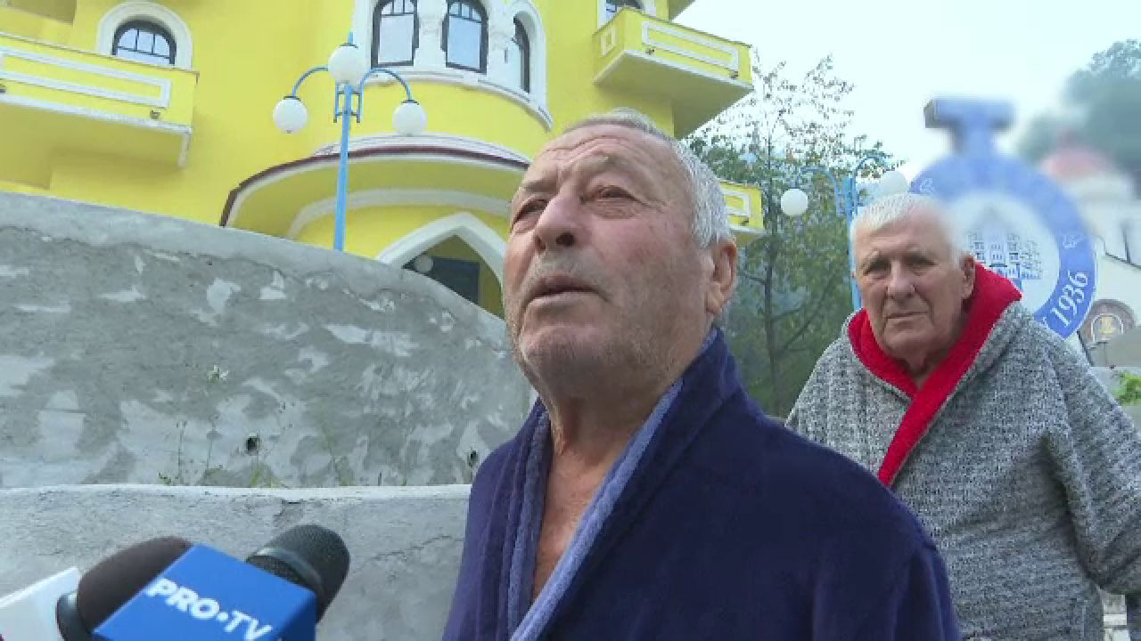 Incendiul de la Băile Herculane, de neoprit. Turiștii își fac bagajele și părăsesc stațiunea. „Nu se mai poate respira”