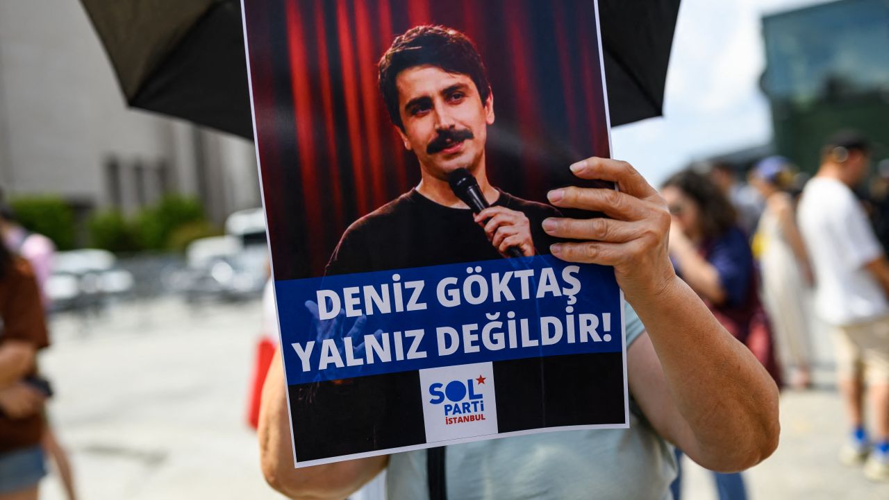 Comediantul turc Deniz Goktas eliberat după 88 de zile de închisoare pentru glume despre Erdogan
