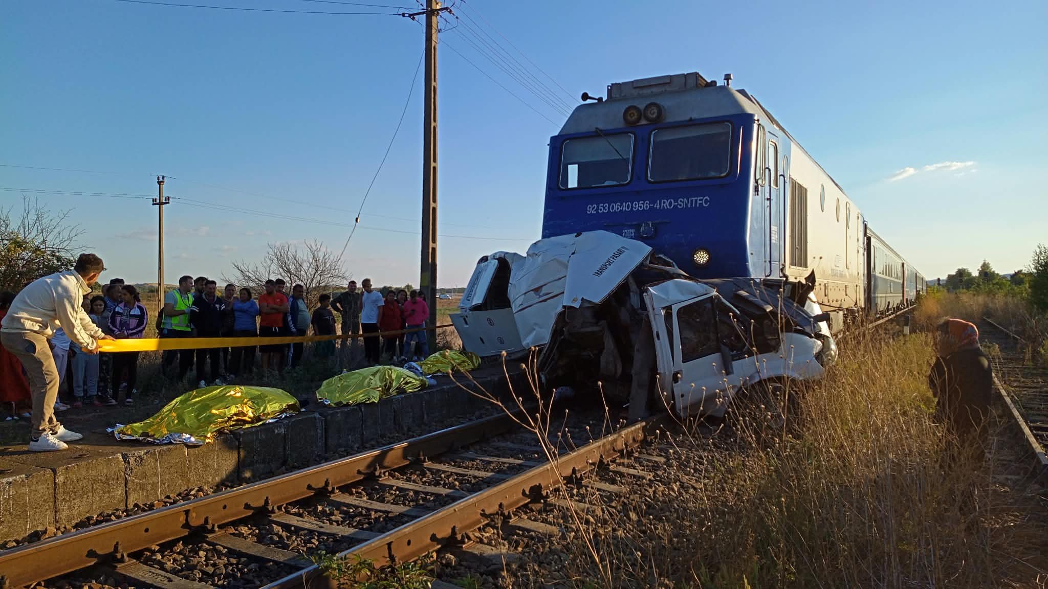 Patru persoane, între care și un copil, au murit după ce un tren de călători a lovit o autoutilitară, în Galați