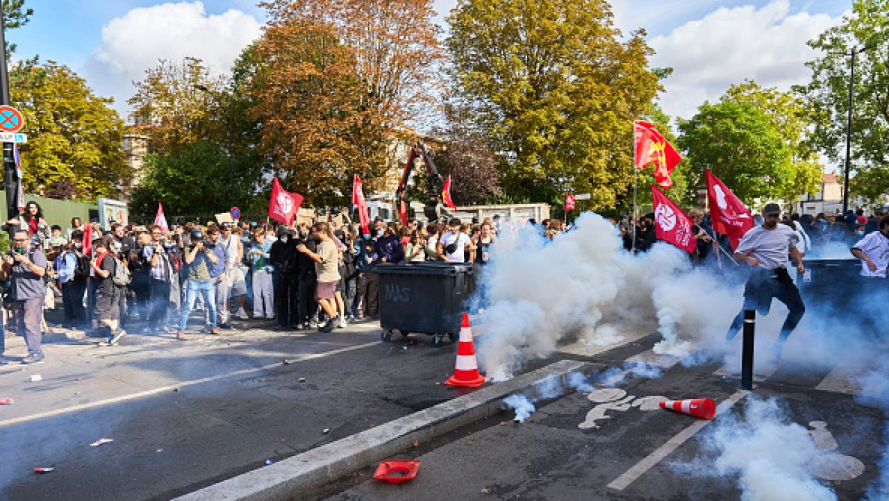 Franța ia în considerare restricții locale de circulație după protestele violente