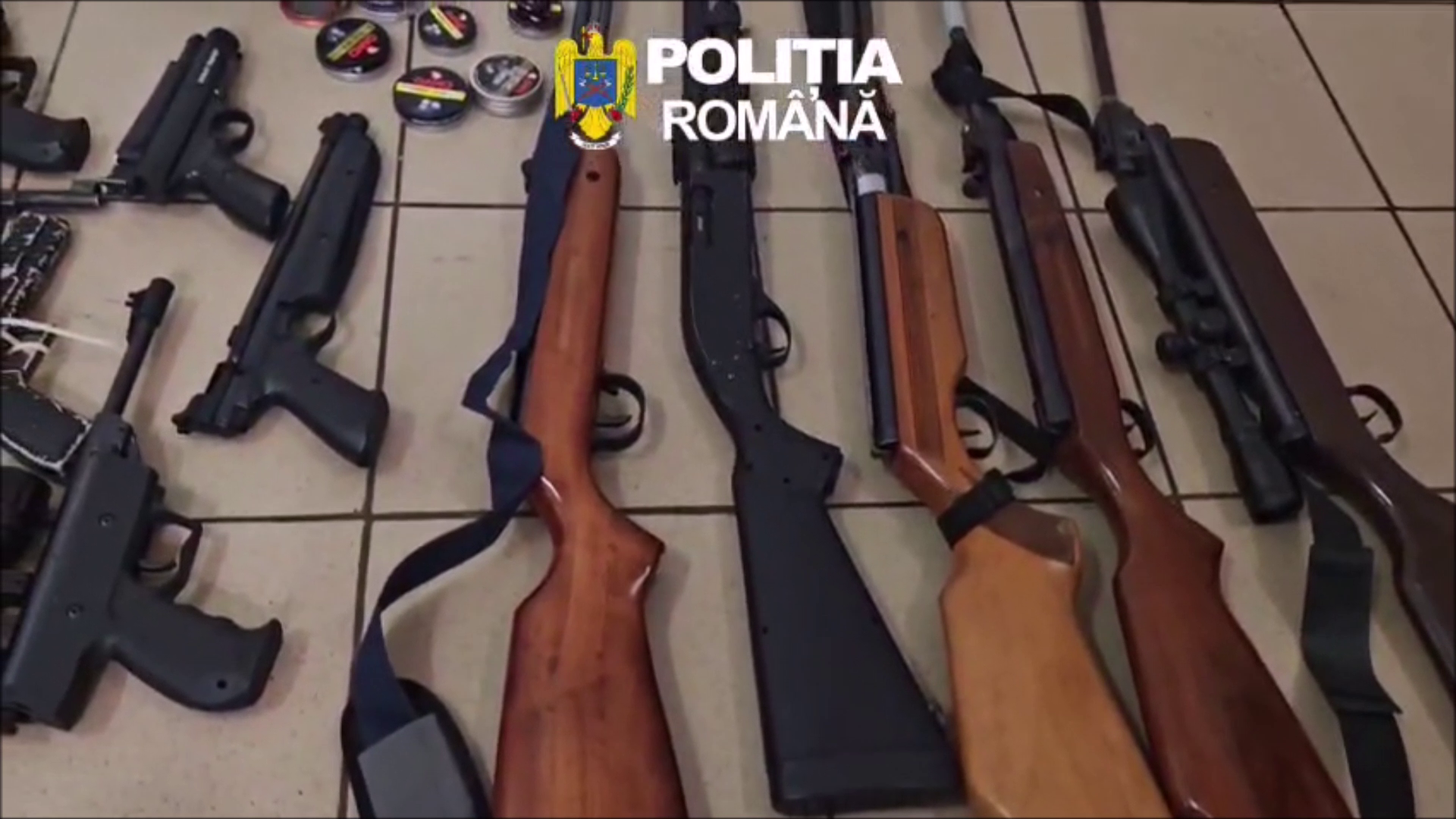 Un bărbat din Constanța, cercetat după ce ar fi scos la vânzare online o armă neletală. Polițiștii au găsit 24 de arme