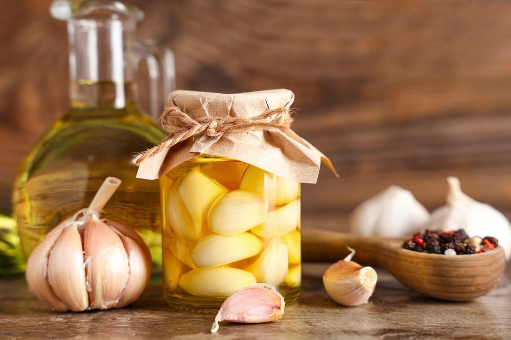 Usturoi în ulei cu ierburi aromatice. Cum se prepară și cât timp se poate păstra