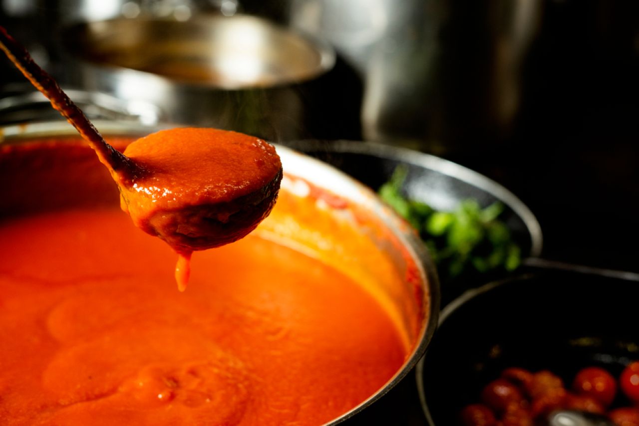 Pastă de tomate, suc de roșii sau bulion. Care este diferența și cum se folosește fiecare
