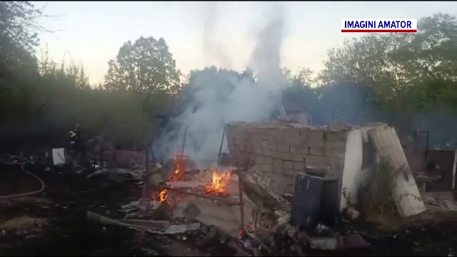 A încercat să ardă un cuib de viespi, dar și-a dat foc la casă. „Suntem nenorociți, în prag de iarnă”